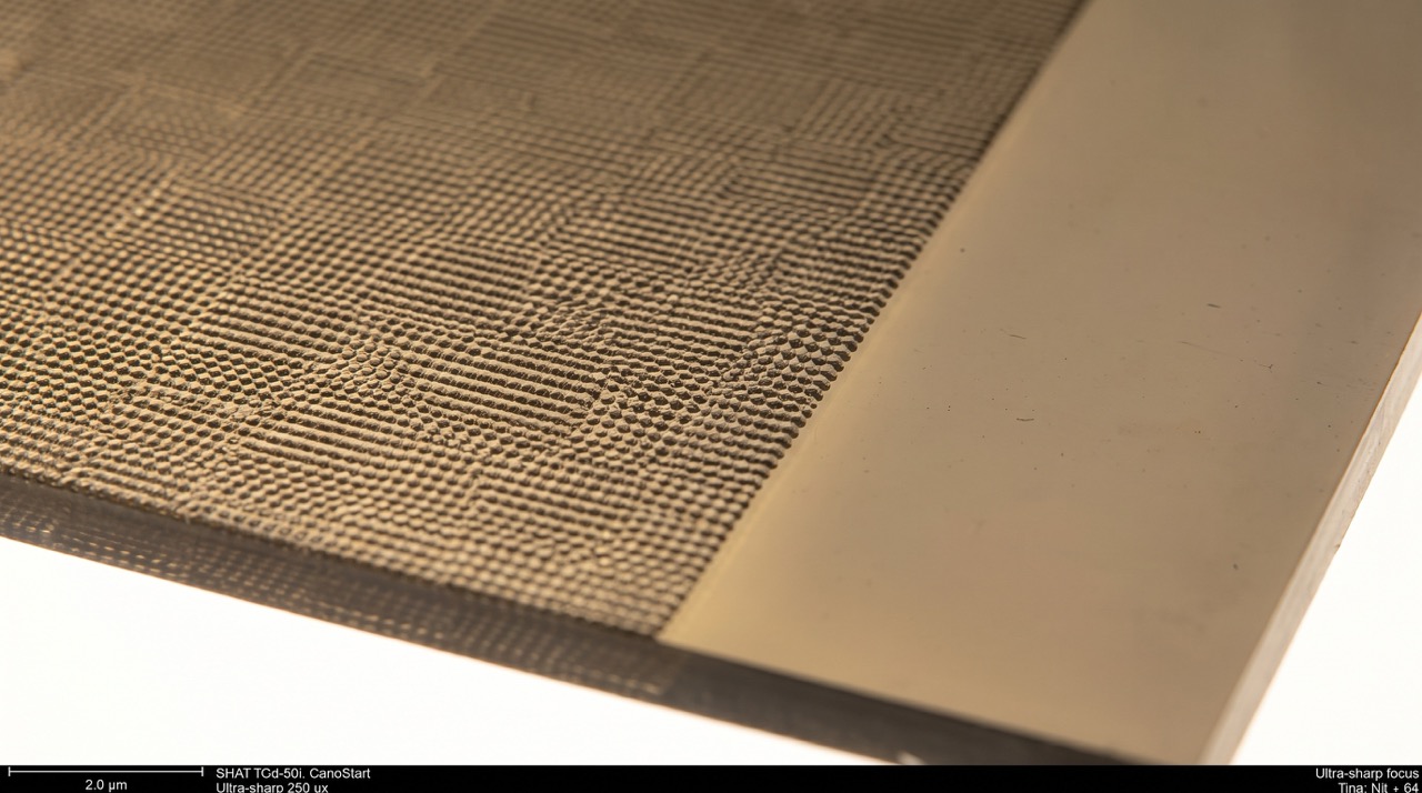 Microstructură Wizard Pattern pe suprafața unui clișeu flexografic, detaliu macro · Chespa Transilvania